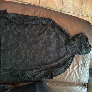 Men’s LuLulemon Black/camo pullover.